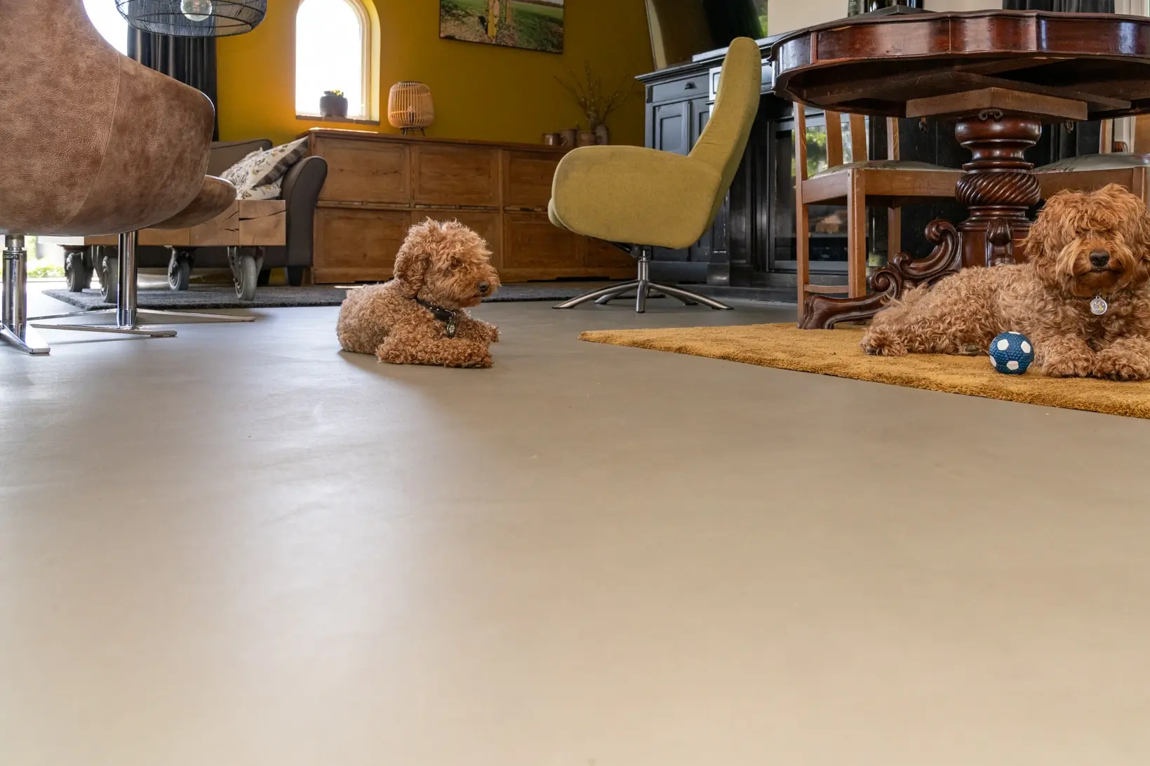 Ouderwetse kamer met moderne gietvloer in Nijverdal