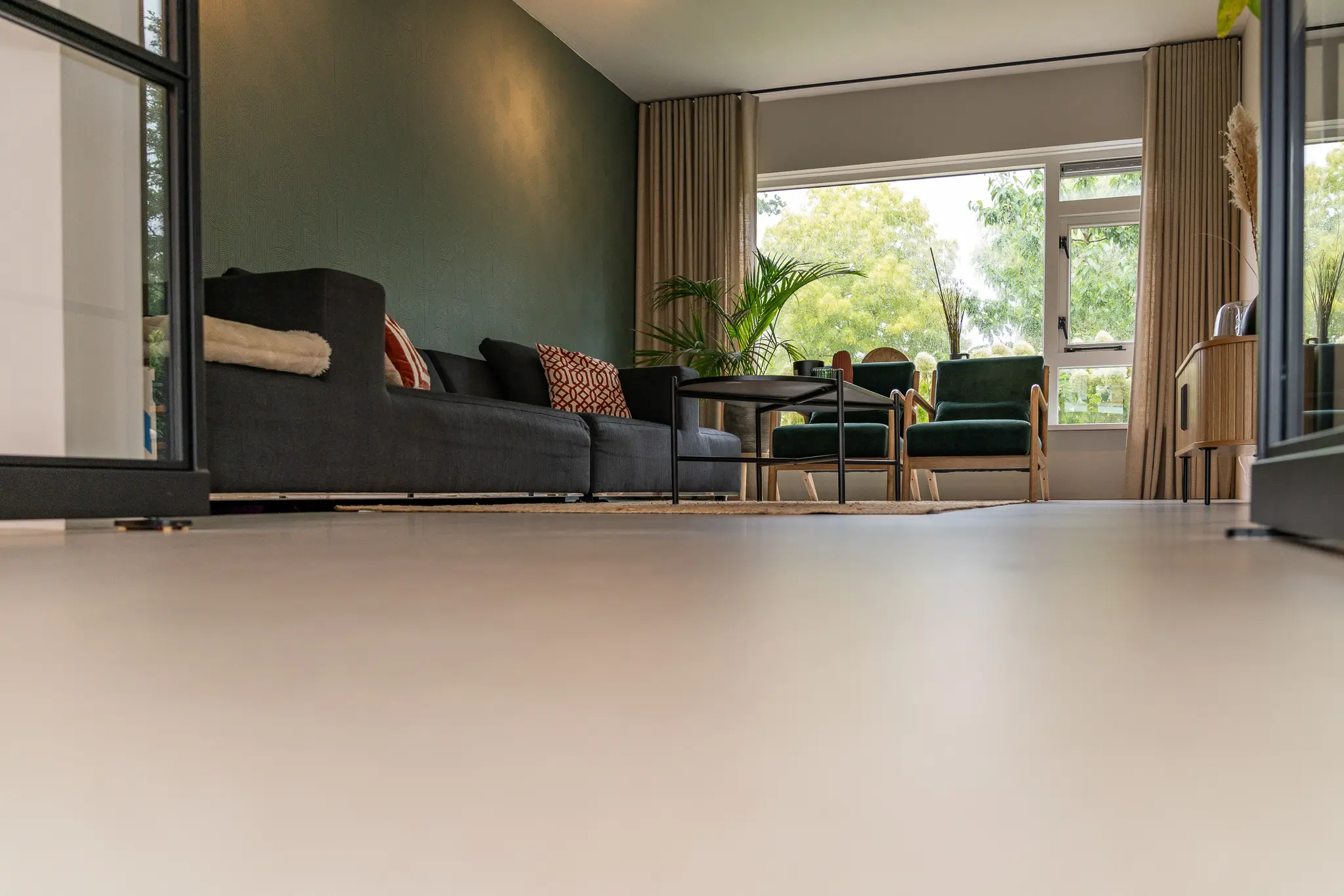 Beige gietvloer plaatsen